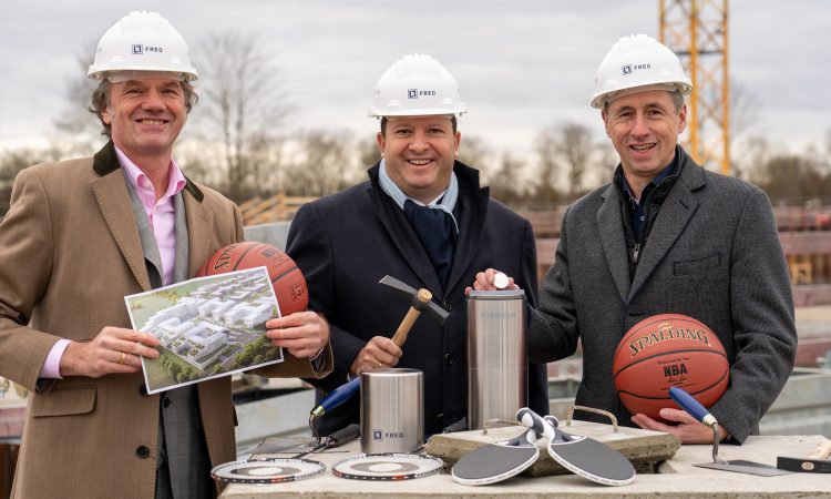 Koryfeum
Von links nach rechts:
Georg Gewers, Gewers & Pudewill GmbH Architekten
Matthias Luecker, Bauherr und Chairman & CEO Freo Group
Christoph Böck, Erster Bürgermeister Unterschleißheim
Copyright: Kathrin Stetter @Laurin 18 Fotostudio